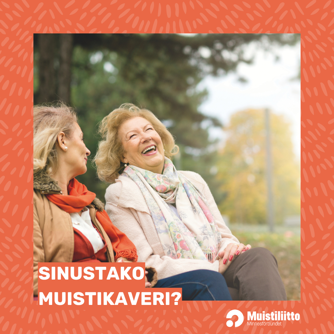 Kaksi iloista naista puistossa. 
